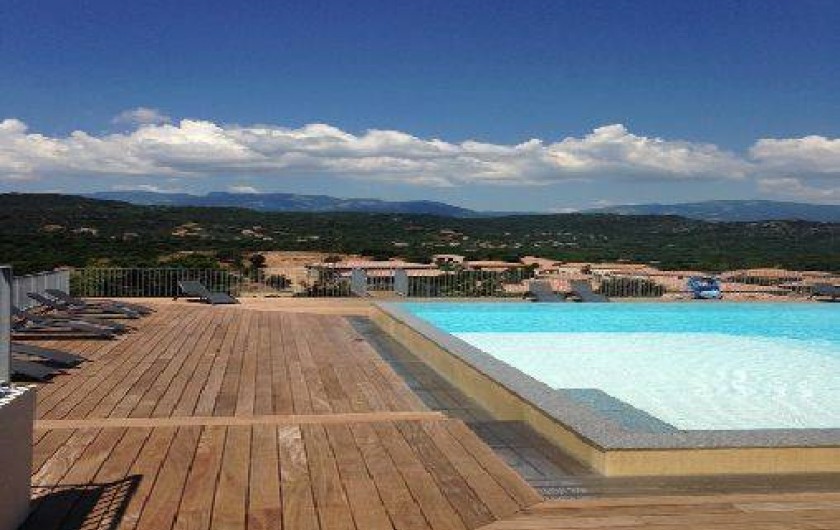 Location de vacances - Villa à Porto-Vecchio - Notre piscine à débordement, moins de 100 mètres, gratuite, vue sur Santa Guilia