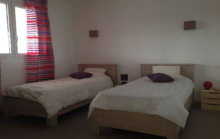 Location de vacances - Villa à Porto-Vecchio - Notre chambre n°2 avec climatisation et grande armoire