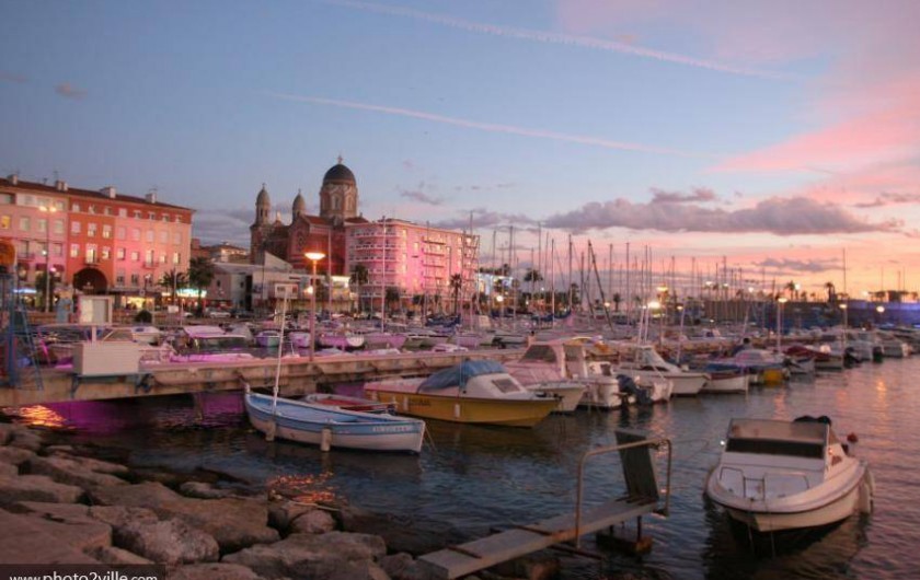 Location de vacances - Appartement à Saint-Raphaël - au soleil couchant, la ville de   St Raphaël se teinte de rose