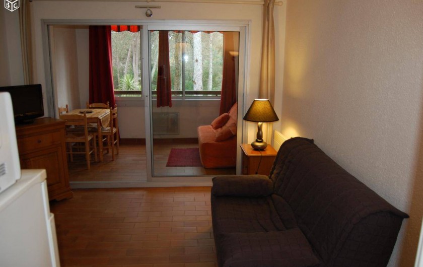 Location de vacances - Appartement à Saint-Raphaël - le soir, on referme la baie vitrée et le rideau pour isoler les 2 pièces