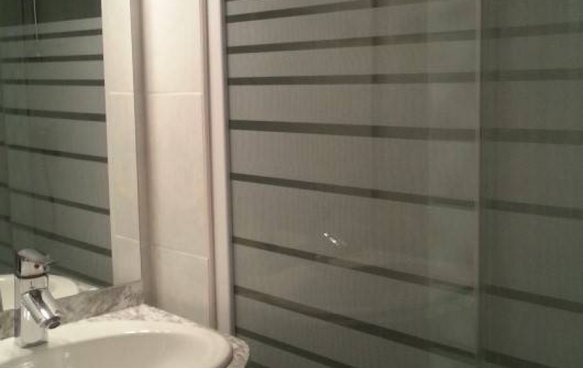 Location de vacances - Appartement à Saint-Raphaël - cabine de douche 2 places !  la photo ne rend pas bien