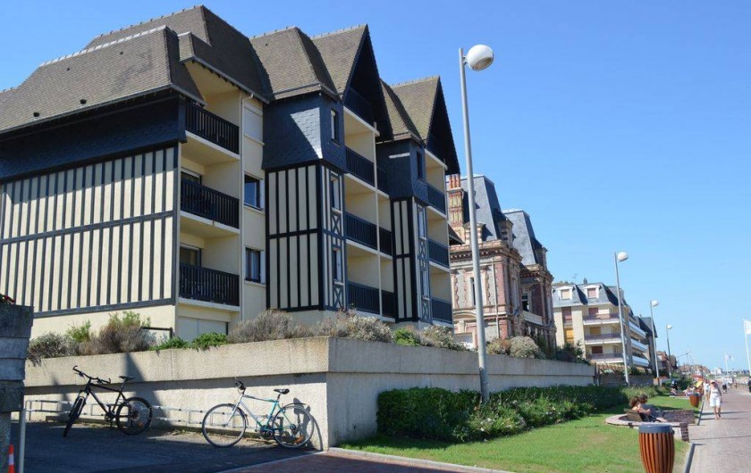 Location de vacances - Appartement à Cabourg - situation immeuble sur promenade MARCEL Proust