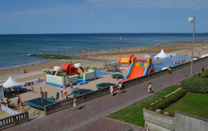 Location de vacances - Appartement à Cabourg - vue du balcon sur le club MICKEY l  'été