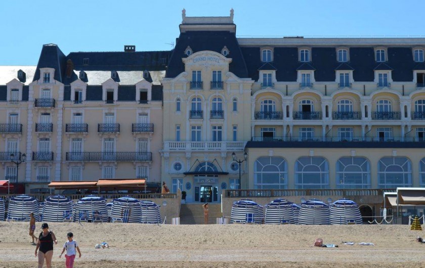 Location de vacances - Appartement à Cabourg - grand hôtel côté plage(à 5 mn de l'appartement)