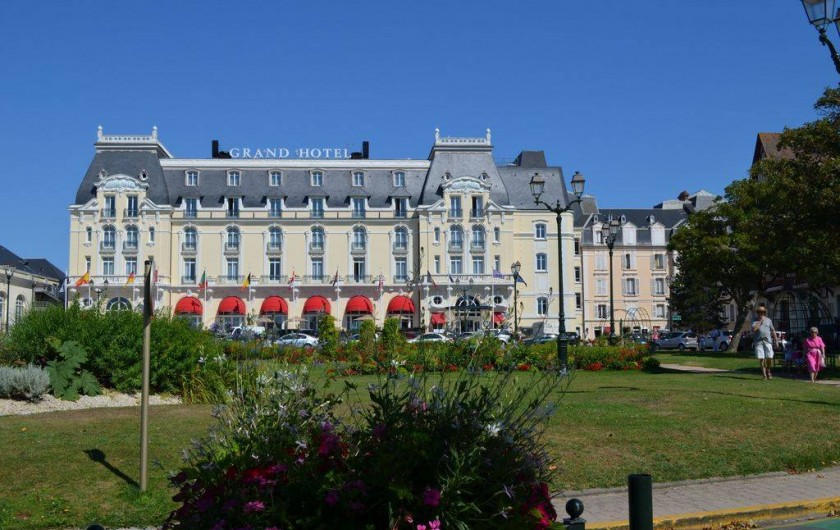 Location de vacances - Appartement à Cabourg - grand hôtel côté jardin