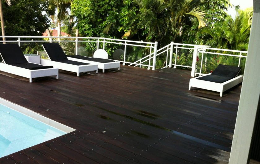Location de vacances - Villa à Saint-François - transats terrasse decouverte