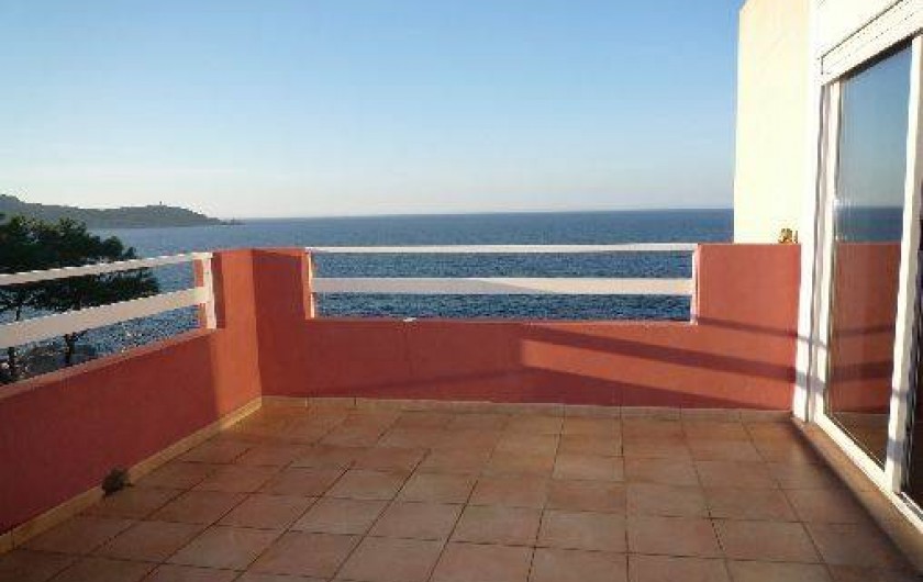 Location de vacances - Villa à Calvi - terrasse avec barbecue ,il y a un salon jardin grande table