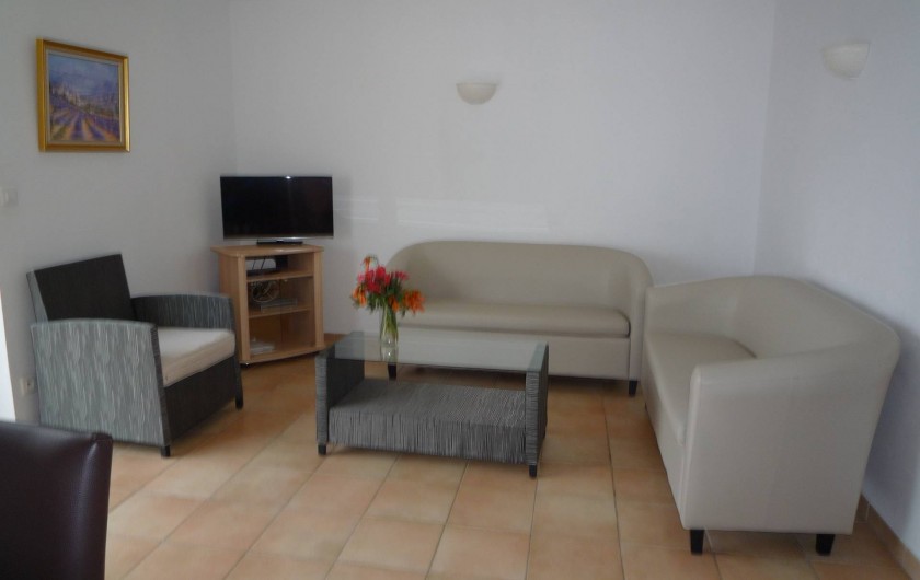 Location de vacances - Villa à Calvi - salon  surpomblant la mer juste en dessous