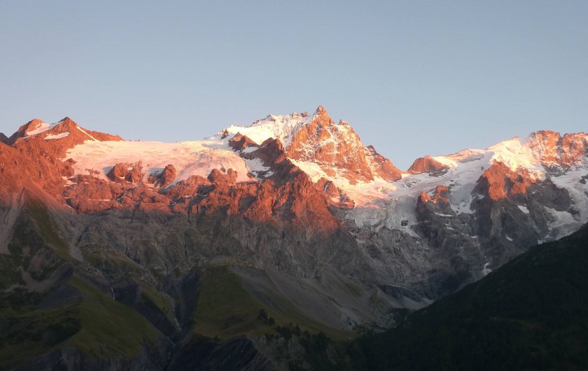 Location de vacances - Appartement à La Grave - Coucher de soleil sur la Meije, vue du salon...