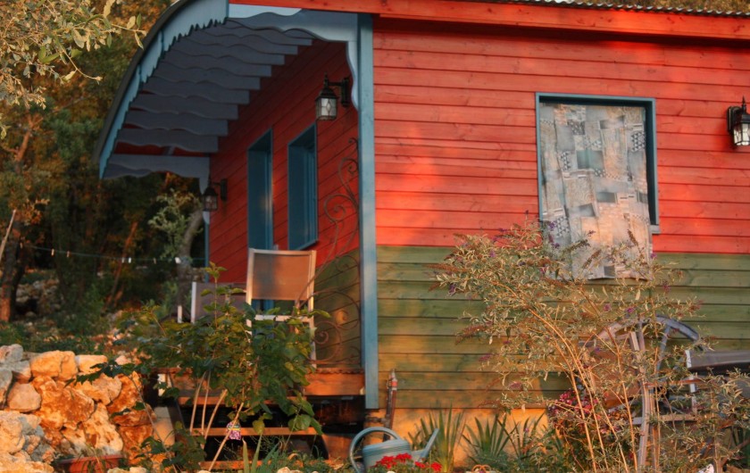 Location de vacances - Roulotte à Aniane - roulotte côté nord avec sa petite terrasse