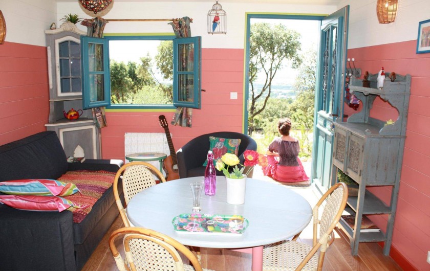 Location de vacances - Roulotte à Aniane - roulotte coin repas