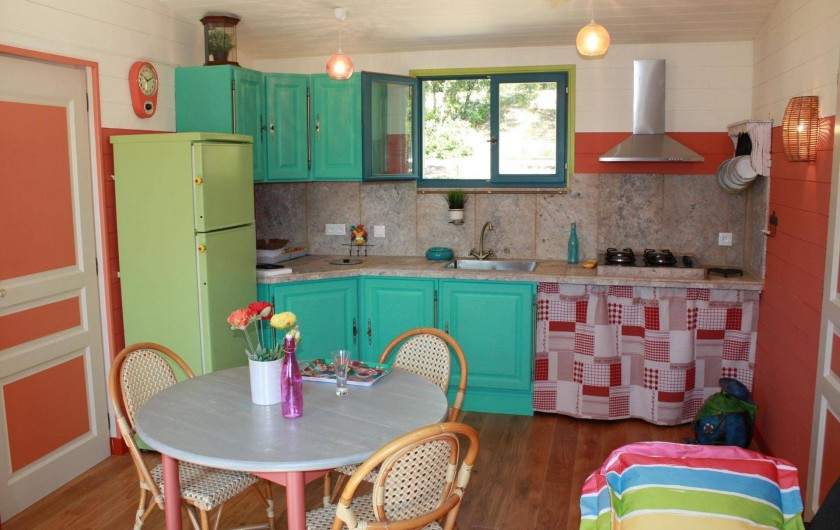 Location de vacances - Roulotte à Aniane - roulotte Boémia côté cuisine