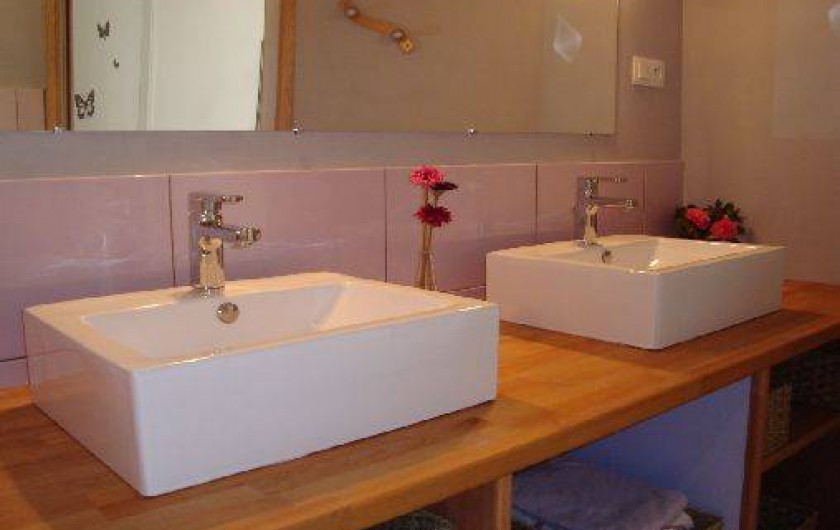 Location de vacances - Gîte à Brélès - Les vasques avec rangement dessous.