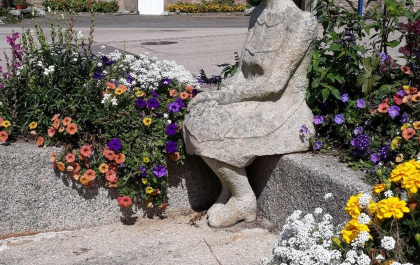 Statue en granit au milieu du village face à l'Aber Ildut.