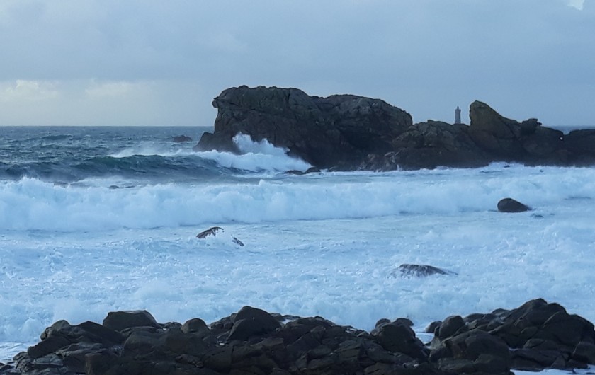 Location de vacances - Gîte à Brélès - La grosse houle ...avec la pointe du phare du Four au fond.