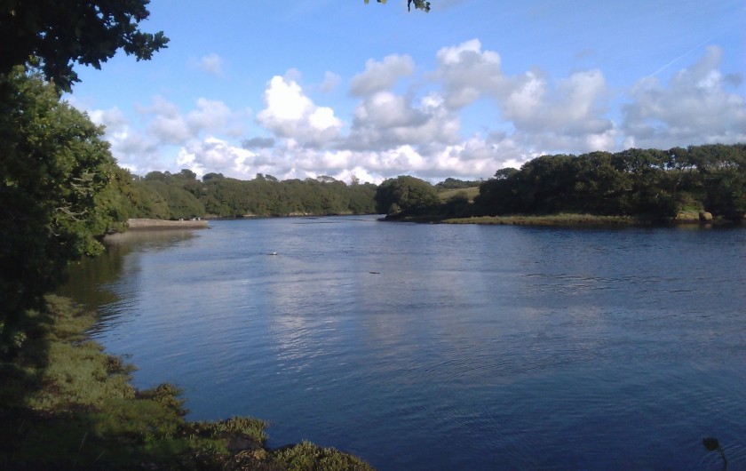 Location de vacances - Gîte à Brélès - Sur le sentier côtier vue sur l'Aber Ildut à marée haute.