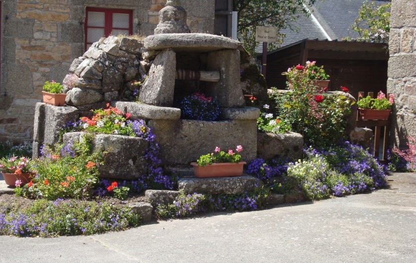 Location de vacances - Gîte à Brélès - Puits fleuri au bourg du village.
