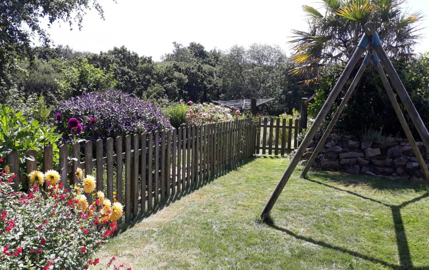Location de vacances - Gîte à Brélès - Le jardinet et au fond le séchoir parapluie .