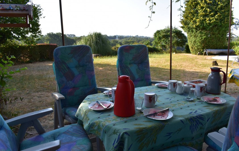 Location de vacances - Chambre d'hôtes à Saint-Martin-Cantalès - Petit-déjeuner sur la terrasse (en cas de beau temps)