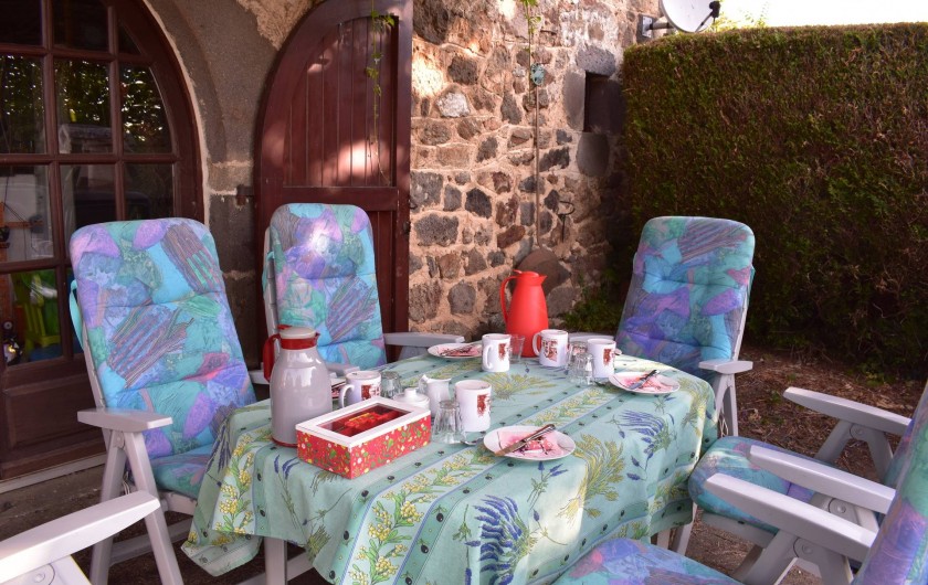 Location de vacances - Chambre d'hôtes à Saint-Martin-Cantalès - Petit déjeuner servi sur la terrasse (en cas de beau temps)