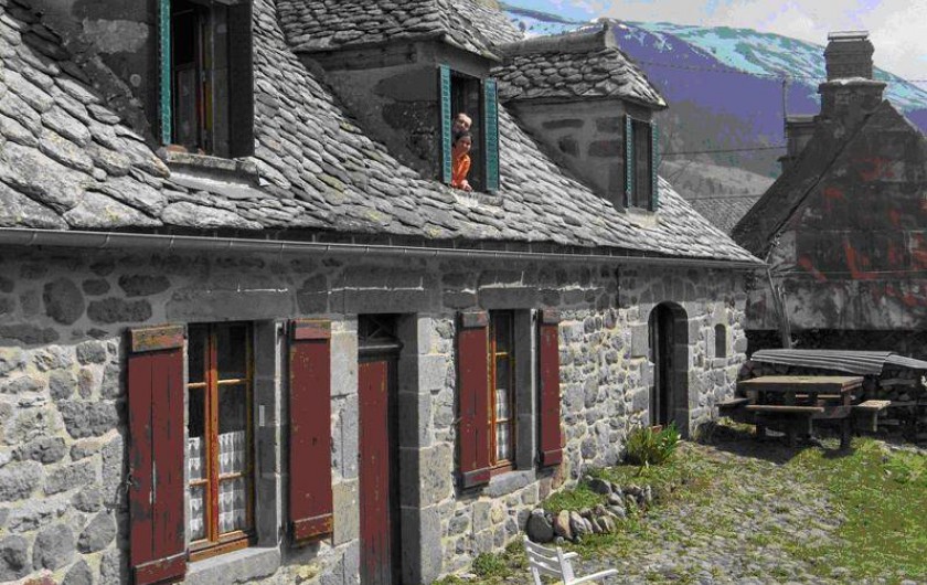 Location de vacances - Gîte à Le Falgoux - Maison vue de l'extérieur