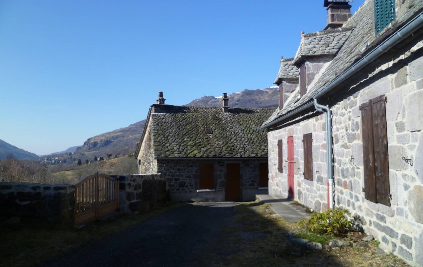 Location de vacances - Gîte à Le Falgoux - Vue sur la vallée en sortie de maison