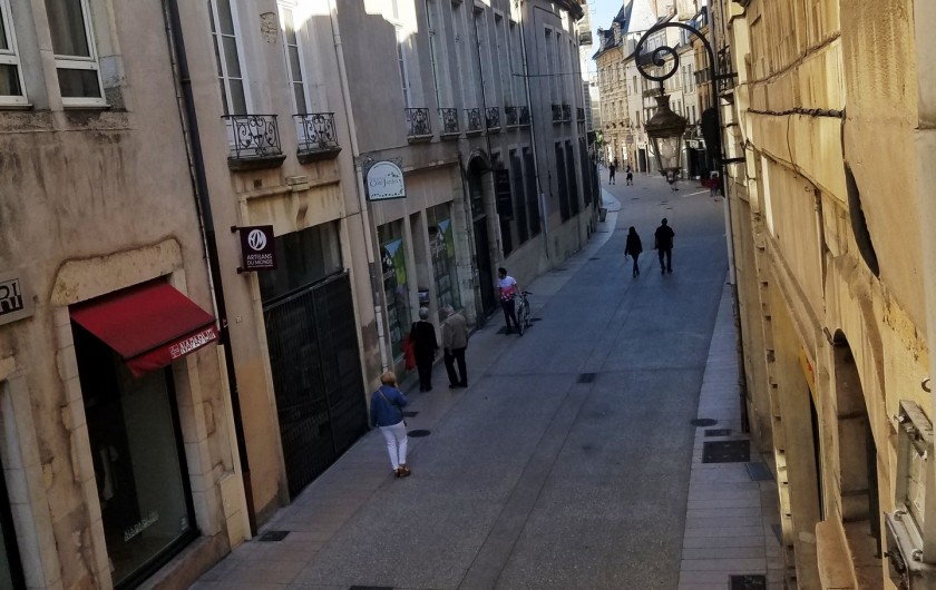 Location de vacances - Appartement à Dijon - Vue de la rue piétonne depuis l'appartement