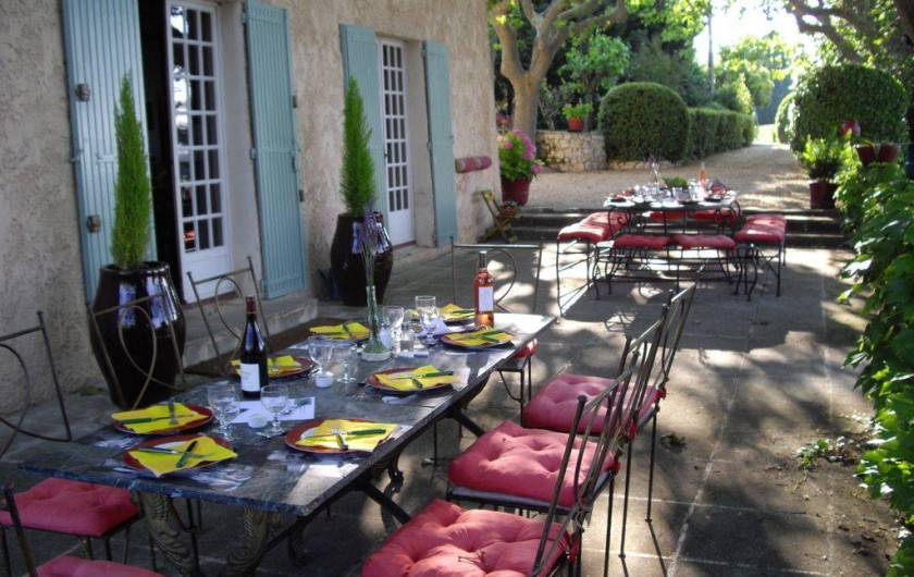 Location de vacances - Villa à Aix-en-Provence - 2 tables( enfants et parents )