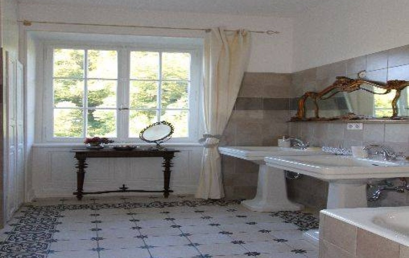 Location de vacances - Gîte à Ferrette - salle de bain avec baignoire et douche