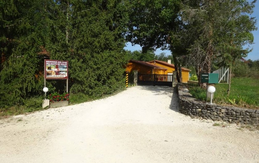 Location de vacances - Gîte à Auriac-du-Périgord - Entrée du site entièrement clôturé
