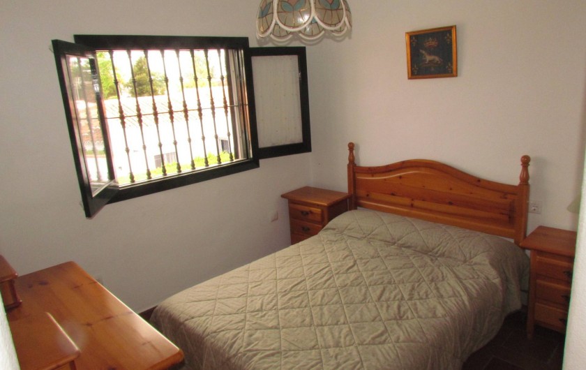 Location de vacances - Villa à Matalascañas - Chambre lit double à l'étage. Toutes les chambres ont des placards.