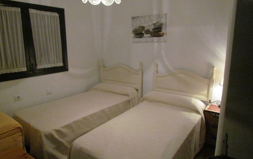 Location de vacances - Villa à Matalascañas - Chambre rez de chaussée, 2 lits simples. Chaque chambre dispose d'un placard.