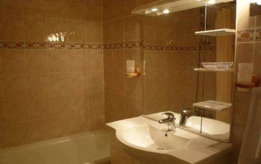 Location de vacances - Appartement à Les Menuires - Salle de bains avec baignoire et lave linge