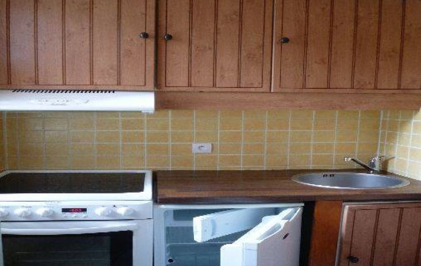 Location de vacances - Appartement à Les Menuires - Cuisine : vue cuisinière + réfrigérateur
