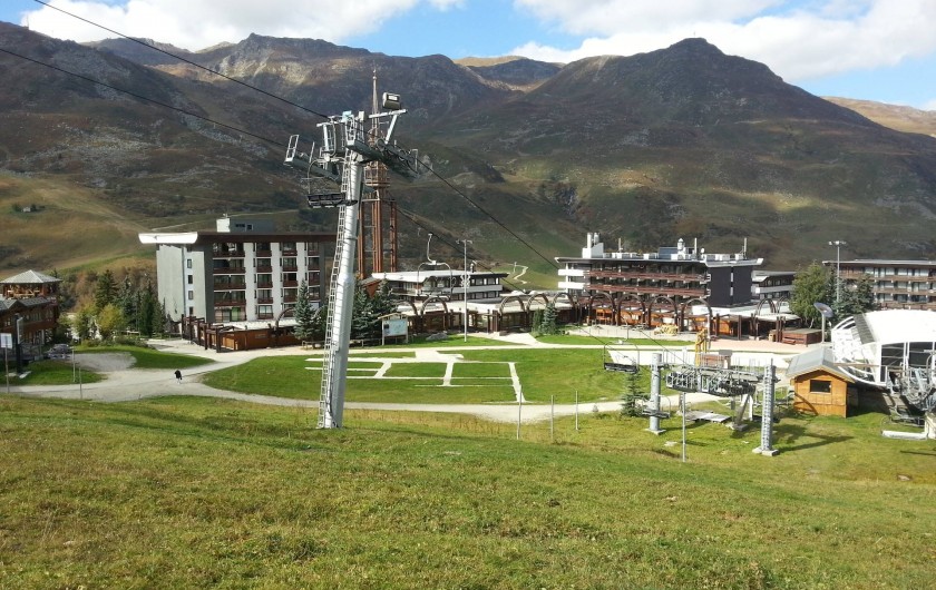 Location de vacances - Appartement à Les Menuires - Vue d'ensemble de la Croisette avec l'immeuble à gauche du pylone
