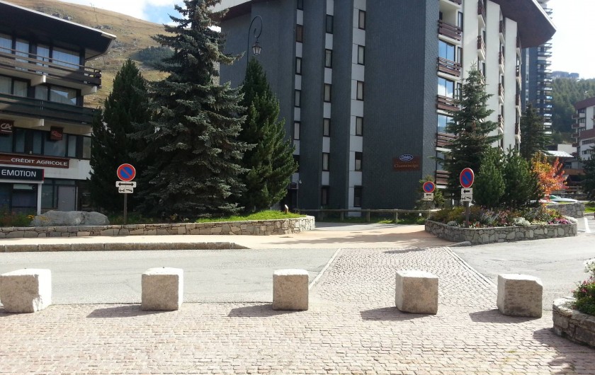 Location de vacances - Appartement à Les Menuires - Vue de l'immeuble côté Route