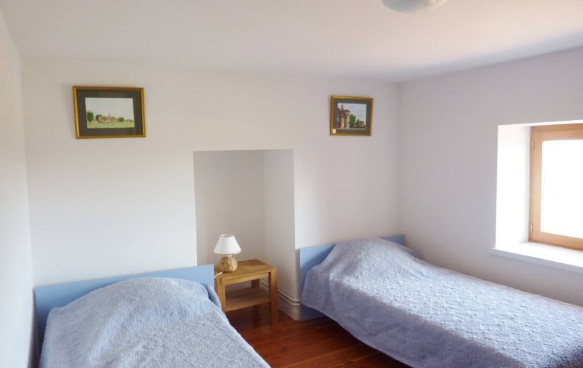 Location de vacances - Gîte à Saint-Marcel-de-Félines - chambre avec 2 lits simple à l'étage