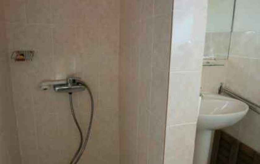 Location de vacances - Maison - Villa à Pinarellu - salle d'eau pour Chambre 3 et 4 avec WC indépendant