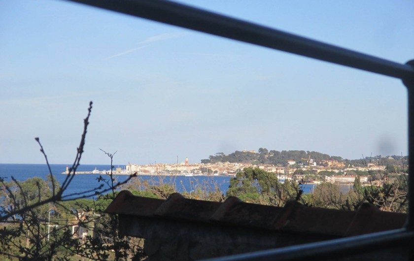 Zoom sur la vue panoramique sue Saint-Tropez et le golfe depuis le balcon.