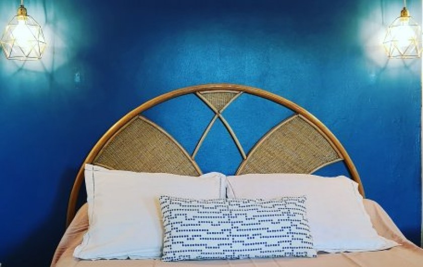Location de vacances - Appartement à Gassin - La chambre dispose d'un lit de 140cm.