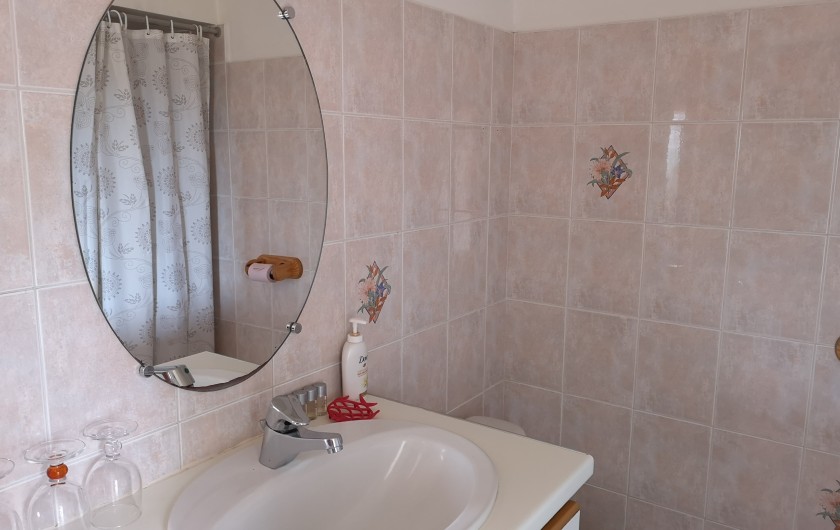 Location de vacances - Appartement à Gassin - Une salle d'eau avec WC.