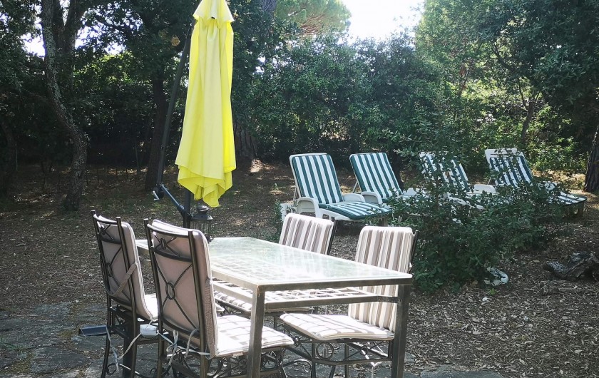 Location de vacances - Appartement à Gassin - La terrasse et le jardin privatif avec un espace repas et un espace détente.