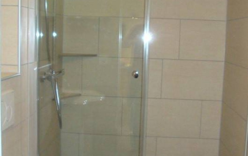 Location de vacances - Appartement à Les Breuleux - salle de douche avec WC