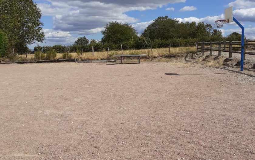 Location de vacances - Appartement à Roussillon-en-Morvan - Terrain de jeux Basket Pétanque Ping pong