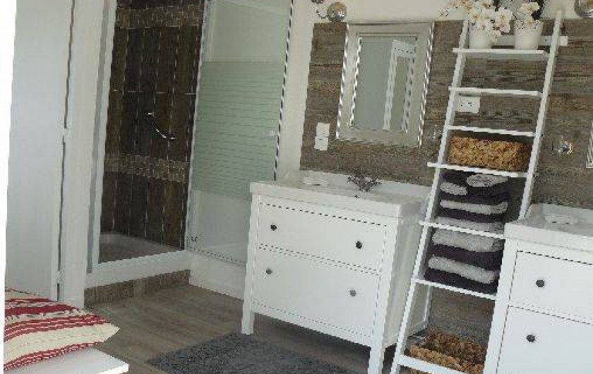 Location de vacances - Villa à Arsac - Une salle de bain avec sa douche Spa pour un moment de détente