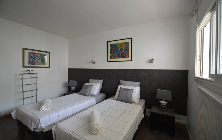 Location de vacances - Appartement à Cannes - chambre sur cour au calme avec 2 lits de 90 x 200