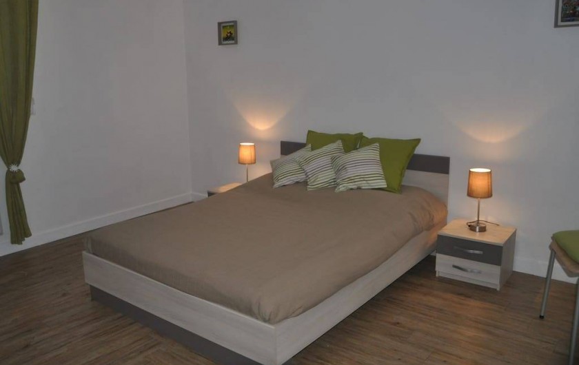 Location de vacances - Villa à Saint-Martin-de-Seignanx - chambre 2 - 1 lit double et 1 lit bébé bois avec matelas