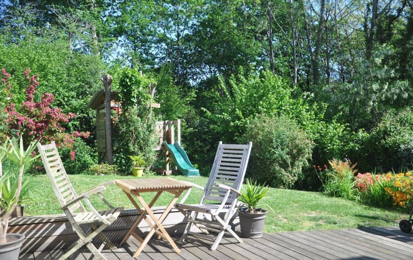 Location de vacances - Villa à Saint-Martin-de-Seignanx - jardin fleuri donnant sur un bois de chênes et de noisetiers, pas de vis à vis