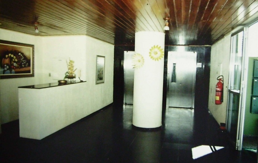 Location de vacances - Appartement à Fortaleza - Hall d’entrée du bâtiment avec deux ascenseurs