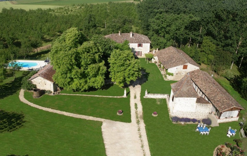Location de vacances - Gîte à Nérac - Pehillo et ses bâtisses vues du ciel ©Pehillo